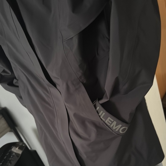Lululemon Rain Rebel Jacket Black Sz 8 - Picture 5 of 7